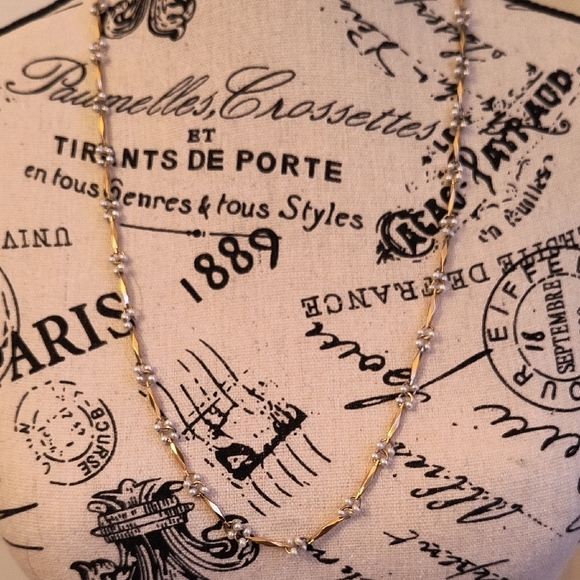 Beautiful Vintage Gold Tone and Faux Pearls Necklace - Picture 4 of 4